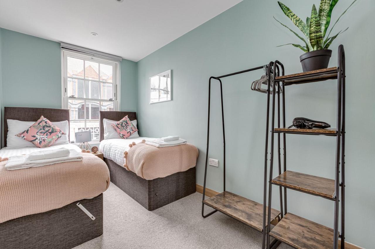Homely 2 Beds Apt Up To 5 Guests-Wifi By Tent Serviced Apartments 체터시 외부 사진